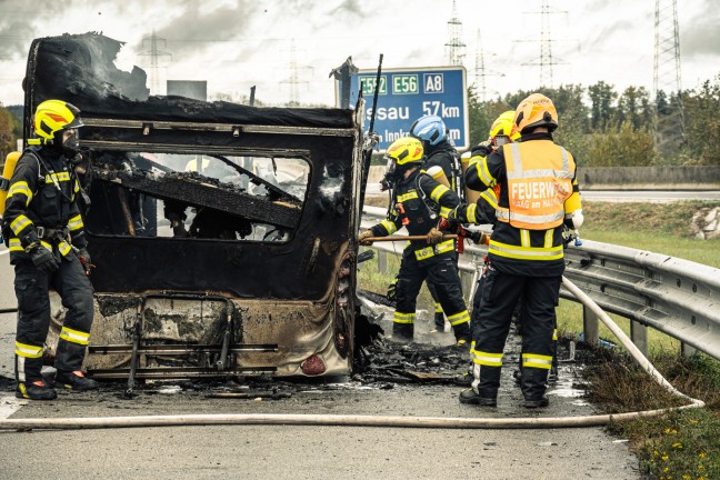 Wohnwagenanhänger auf Innkreisautobahn bei Haag am Hausruck in Vollbrand | Foto: Feuerwehr Haag am Hausruck Wohnwagenanhänger auf Innkreisautobahn bei Haag am Hausruck in Vollbrand