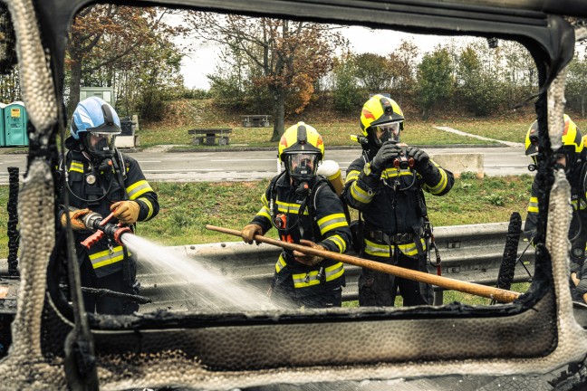 Wohnwagenanhänger auf Innkreisautobahn bei Haag am Hausruck in Vollbrand | Foto: Feuerwehr Haag am Hausruck Wohnwagenanhänger auf Innkreisautobahn bei Haag am Hausruck in Vollbrand