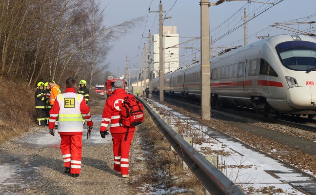 Tödlicher Unfall: Mann mit Hund auf Bahnstrecke bei Krenglbach von Personenzug erfasst