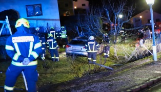 PKW bei Verkehrsunfall in Gramastetten durch Gartenzaun gedonnert