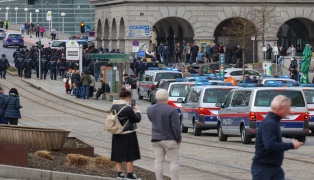 Großaufgebot der Polizei eskortierte "Risikofans" in Linz-Innere Stadt zum Donauparkstadion