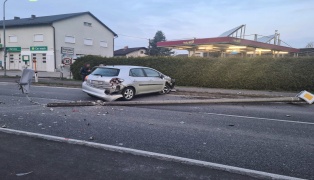 Auto in Linz-Ebelsberg gegen Straßenlaterne gekracht