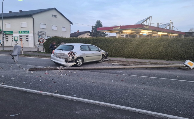 Auto in Linz-Ebelsberg gegen Straßenlaterne gekracht