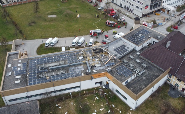 Heftige Explosion bei Bäckerei- und Konditoreibetrieb im Ortszentrum von Hartkirchen