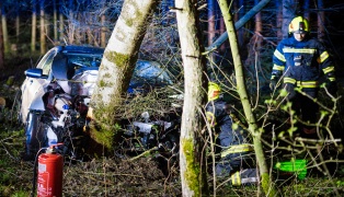 Auto auf Lamprechtshausener Straße bei Burgkirchen frontal gegen Baum gekracht