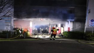 Brand zweier Müllinseln im Bereich einer Wohnanlagendurchfahrt in Linz-Kleinmünchen-Auwiesen
