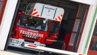 Feuerwehr mit Drehleiter bei Personenrettung in Gmunden im Einsatz
