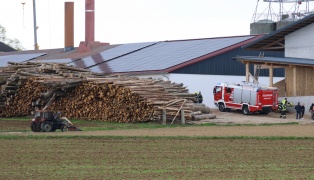 Brand eines Traktors bei einem Bauernhof in Kremsmünster sorgte für Einsatz dreier Feuerwehren