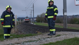 90 Personen nach Oberleitungsstörung bei Rohr im Kremstal aus Personenzug evakuiert