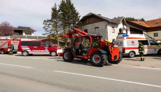 Personenrettung: Schwerstverletzter bei Unfall auf Bauernhof in Eggelsberg