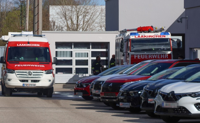 Sechs Feuerwehren bei Brand in einer Autowerkstätte in Laakirchen im Einsatz