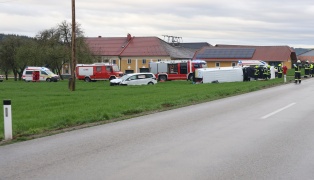 Tödlicher Crash: Lenker eines Kleintransporter (22) starb bei Kreuzungsunfall in Heiligenberg