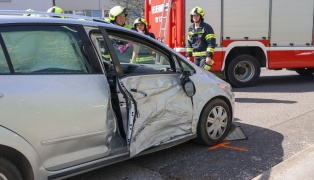 Zwei Verletzte bei Kreuzungscrash zwischen PKW und Wohnmobil auf Kremstalstraße bei Rohr im Kremstal