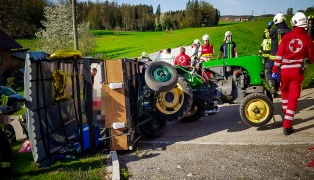 Traktor samt Anhänger umgestürzt: Neun teils Schwerverletzte bei Unfall in Franking
