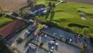 Brand im Gebäude bei einem Golfplatz in Bad Hall sorgte für Einsatz zweier Feuerwehren