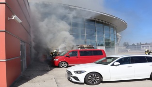Brand eines Kleintransporters in Linz-Froschberg drohte auf Gebäude überzugreifen