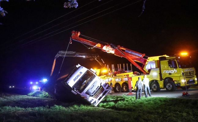 LKW umgestürzt: Schwierige Bergung eines Sattelzuges nach Unfall in Gaspoltshofen