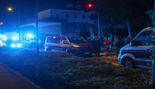 Größerer Einsatz der Polizei samt Rettung und Straßensperre in Wels-Pernau