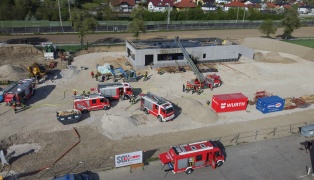 Neun Feuerwehren bei Brand auf Baustelle einer Schnellrestaurant-Filiale in Schlüßlberg im Einsatz