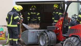 Vier Feuerwehren bei Brand im Hackschnitzelbunker eines Bauernhofes in Waldneukirchen im Einsatz