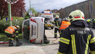 Menschenrettung nach schwerem Verkehrsunfall zwischen zwei PKW in Wels-Pernau