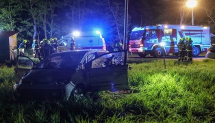 Ein Verletzter: Auto bei Verkehrsunfall in Niederneukirchen in Feld überschlagen