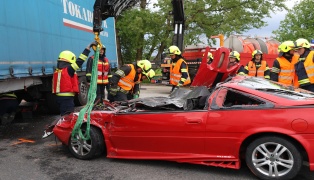 Auto steckte unter LKW-Auflieger: Crash auf Eferdinger Straße bei Alkoven fordert zwei Verletzte