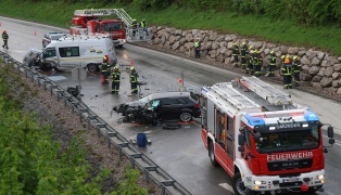 Motorblock herausgerissen: Schwerer Crash auf Scharnsteiner Straße bei Gmunden