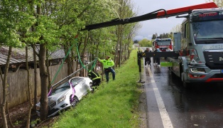 Auto bei heftigem Graupelschauer von Pyhrnpass Straße in Sattledt abgekommen und gegen Baum gekracht