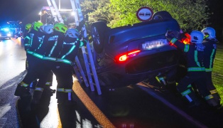 Autoüberschlag auf Wallerner Straße bei Scharten fordert eine leichtverletzte Person