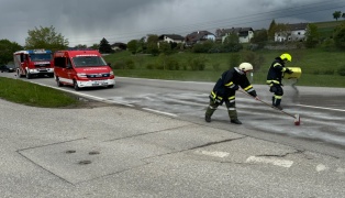 Ölverschmutzung in einem Kreuzungsbereich in Offenhausen sorgte für Einsatz der Feuerwehr