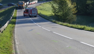 Aufräumarbeiten nach Verkehrsunfall zwischen Linienbus und PKW in Steinerkirchen an der Traun