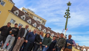 Maibaumfest umgefärbt: Nach Diskurs stellte nun die FPÖ in Wels-Vogelweide einen Maibaum auf