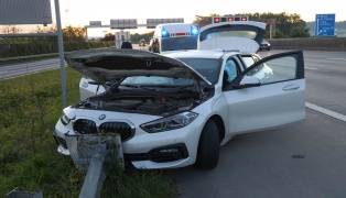 Unfall endet glimpflich: Auto auf Westautobahn bei Pucking in Leitschiene gekracht