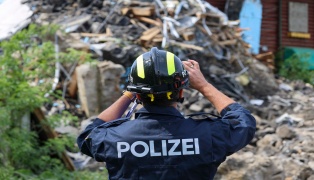 Alter Aussichtsturm in Schardenberg eingestürzt - Suche nach eventuell verschütteten Personen
