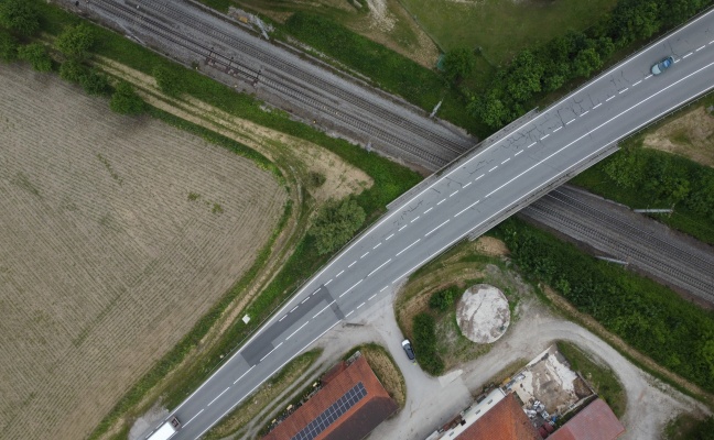 Verkehrsunfall zwischen LKW und Kleinbus auf Innviertler Straße bei Wallern an der Trattnach