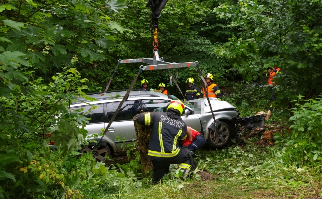 Auto bei St. Agatha von Nibelungenstraße abgekommen und im angrenzenden Bachbett gelandet
