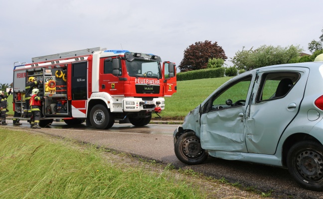 Auto auf Hausruckstraße bei Eberschwang gegen Straßenlaterne geprallt