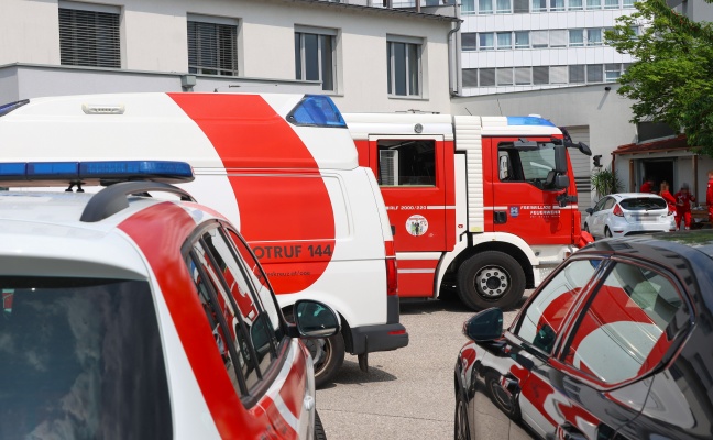 Brandverdacht: Feuerwehr im Gebäude eines Rettungsdienstes in Wels-Neustadt im Einsatz