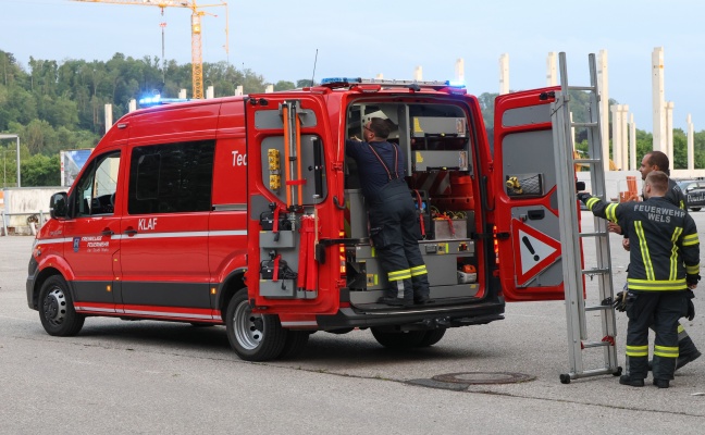 Wels-Lichtenegg: Taucher der Feuerwehr zur Bergung von Kennzeichen aus dem Welser Mühlbach alarmiert