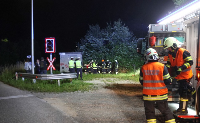 Auto steckte hinter Bahnübergang in Thalheim bei Wels in Bäumen und Sträuchern fest