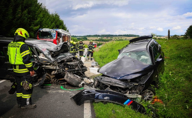 Schwerer Verkehrsunfall zwischen zwei PKW auf Rieder Straße bei Mehrnbach