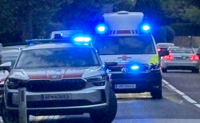 Auffahrunfall: Moped kollidiert auf Seeleitenstraße bei Schörfling am Attersee mit PKW