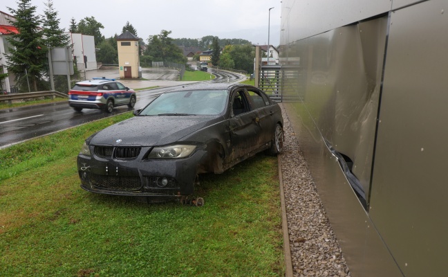 Auto in Wartberg an der Krems gegen Fassade eines Lebensmittelmarktes überschlagen
