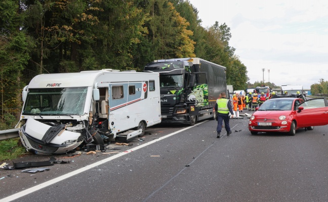 Crash mit fünf Fahrzeugen: Sperre der Pyhrnautobahn bei Ried im Traunkreis nach Verkehrsunfall