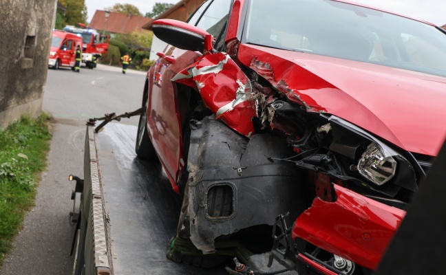 Auto gegen Gebäudeeck: Vermeintlicher Brand in Micheldorf in Oberösterreich war Verkehrsunfall