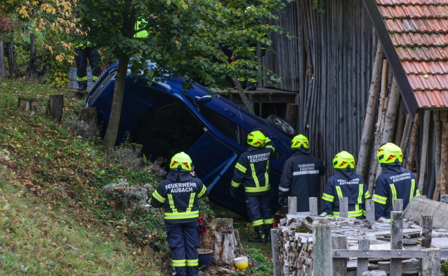 Personenrettung: Frau in Eschenau im Hausruckkreis unter abgestürztem Auto eingeklemmt