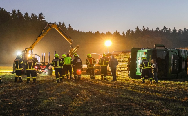 Lenker leicht verletzt: Vollbeladener Holztransporter in Aurolzmünster umgestürzt