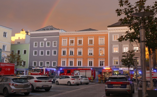 Bewohner bei ausgedehntem Wohnungsbrand im Stadtzentrum von Ried im Innkreis in Sicherheit gebracht