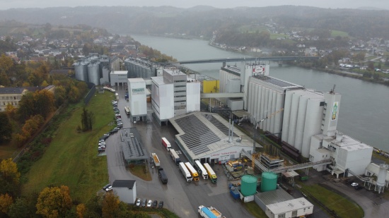 Einsatzkräfte der Feuerwehr bei Brand in einem Unternehmen in Aschach an der Donau im Einsatz | Foto: laumat/Matthias Lauber Einsatzkräfte der Feuerwehr bei Brand in einem Unternehmen in Aschach an der Donau im Einsatz